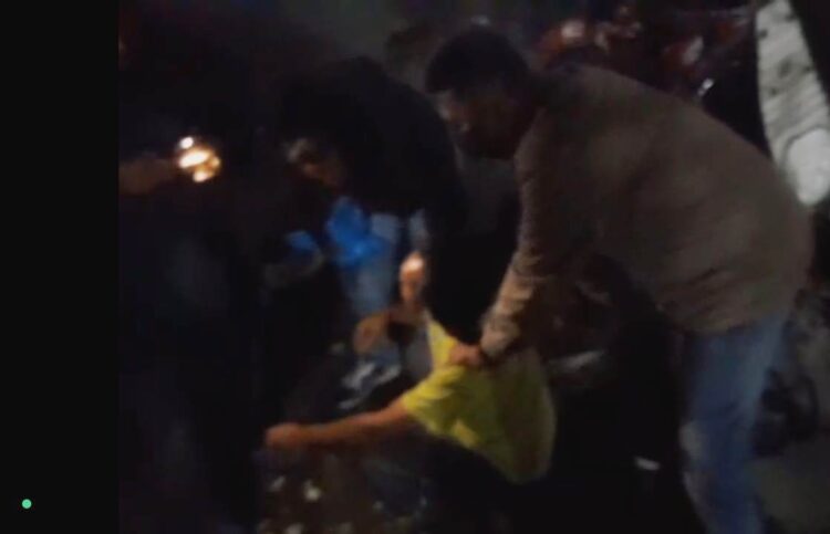 Tersangka berkaos kuning di lokasi penangkapan