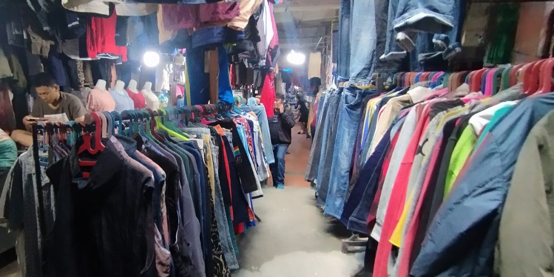 Pedagang rojer di Pasar Horas