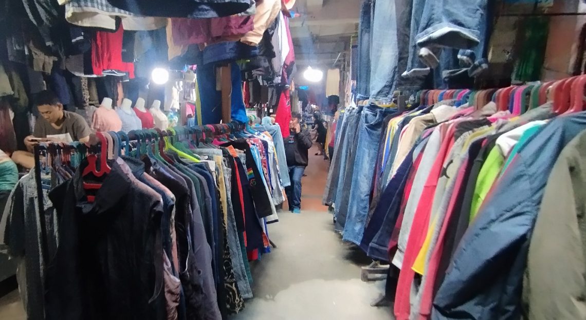 Pedagang rojer di Pasar Horas