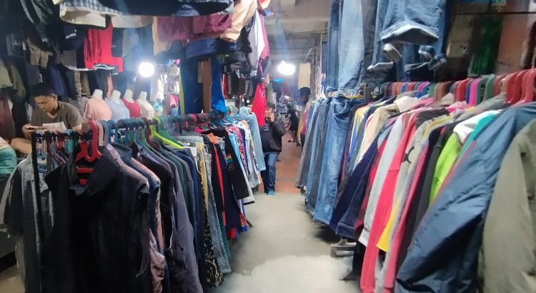 Pedagang rojer di Pasar Horas